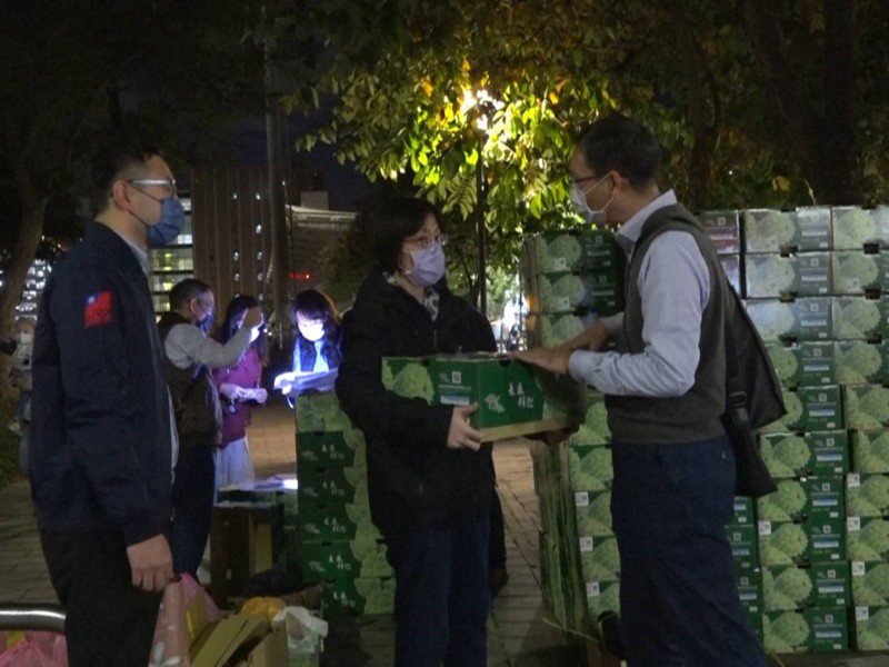新北市議員廖先翔幫忙賣鳳梨釋迦，這一賣就是160箱，昨(15)日晚上在運動場旁開放取貨，還吸引不少路過民眾想要購買。 圖／觀天下有線電視提供