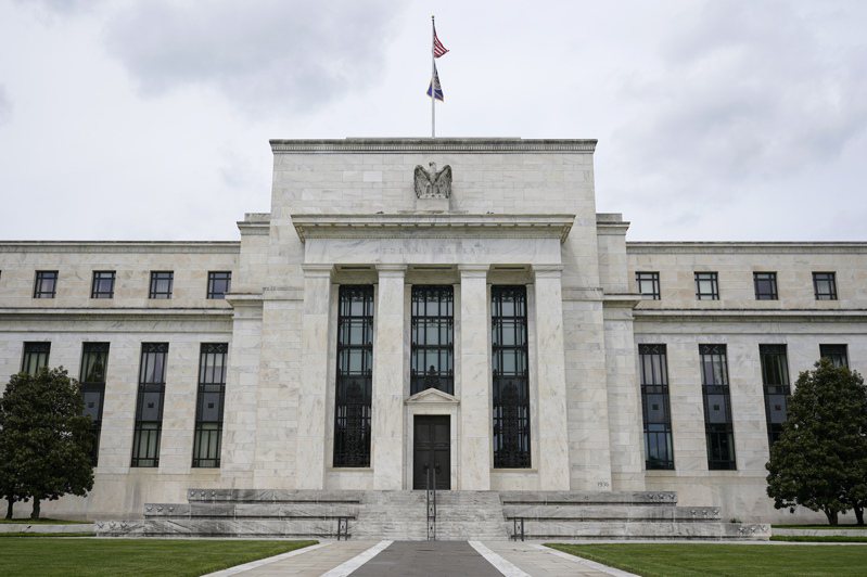 美国联准会（Fed）联邦公开市场委员会（FOMC）在美东时间15日的会议决定将资产购买计画的「退场速度」加快一倍，且官员预期2022与2023年都将升息3码。  美联社(photo:UDN)