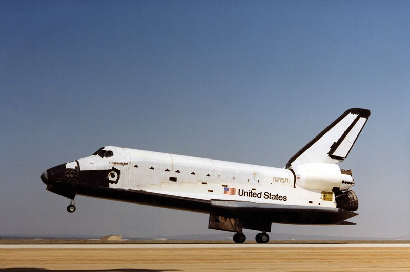 1986年1月28日美國載人太空飛行的專案「挑戰者號」，太空梭在起飛73秒後解體，7名太空人全部遇難。圖／取自維基百科