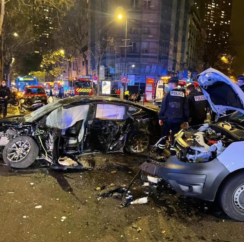 法國巴黎最大的計程車公司「G7」14日宣布，在一輛特斯拉Model 3電動車疑似因技術故障而在路上失去控制、並造成10人受傷後，公司將暫停旗下37輛Model 3電動車的使用。截自推特