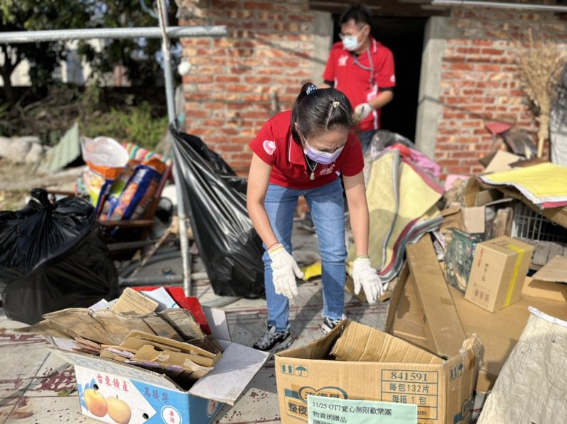 社工及學生志工打掃「阿春」阿嬤古厝，將雜物資源分類清空。圖／中華聖母基金會提供
