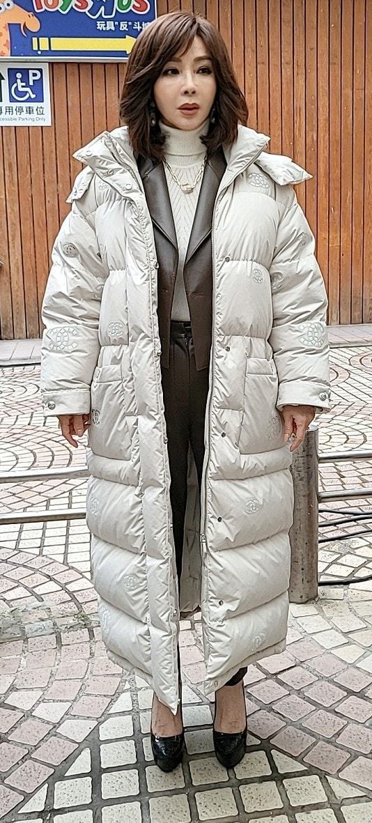 陳美鳳身上的羽絨外套是國際大牌，時尚又低調。圖／摘自臉書
