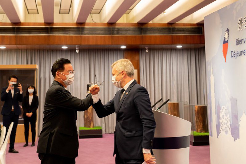 外交部長吳釗燮(左)今天中午宴請來台灣訪問的法國國民議會友台小組主席戴扈傑（François de Rugy）(右)及訪團成員。圖／外交部提供