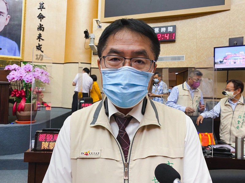 台南市長黃偉哲表示從來沒養網軍，正值忙公投宣講，不會槍口對內。本報資料照片