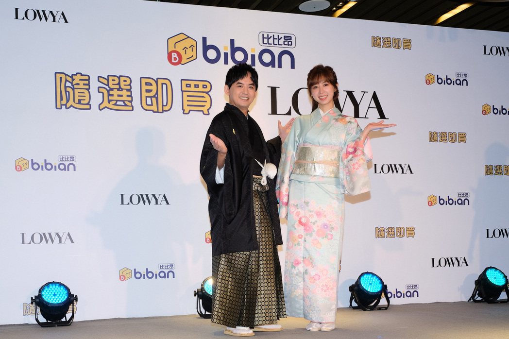 黃子佼（左）和洪詩出席日本線上傢俱品牌記者會。圖／比比昂隨選即買提供