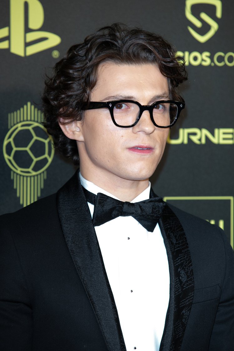 湯姆霍蘭德日前出席足球界年度盛事—巴黎金球獎頒獎典禮時，身穿Berluti正裝，波浪捲髮和黑框眼鏡加持讓整體造型更顯迷人。圖／Berluti提供