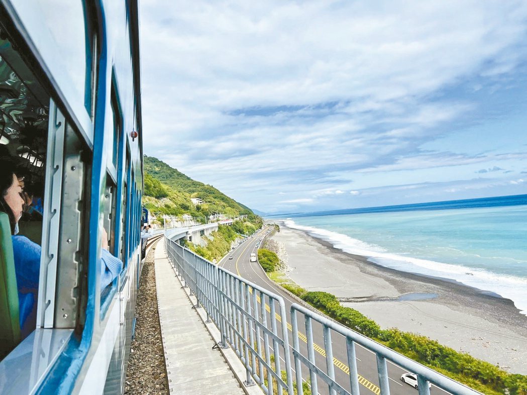 當藍皮的窗景重拾大海，火車瞬間與太平洋共舞，人一整個解憂。圖／陳志光