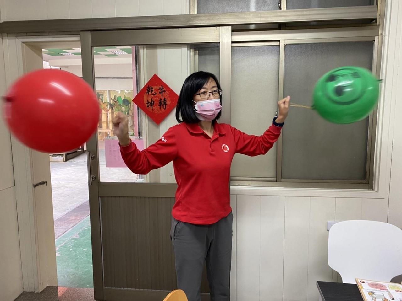 台灣氣球博物館執行長游琬瑜邊擺動左、右手腕上的「碰碰球」說，氣球輕且好取得，長輩...