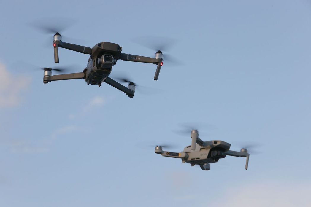 去年美國巴德學院（Bard College）曾經調查美國各州政府都有使用無人機，高達九成為大疆產品，主要用戶是軍警消等安防單位。 圖／法新社