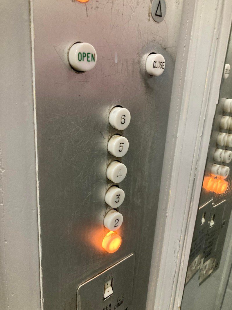 一名外送員送餐搭電梯，看到電梯的按鍵非常復古，不少人看了也覺得很有古早味。 圖／翻攝自「外送員的奇聞怪事」
