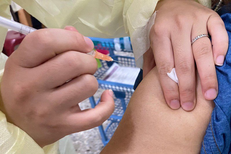 移民署推動逾期外來人口打疫苗專案，台東縣專勤隊積極協助逾期外人安心接種疫苗，目前已有43人施打。本報資料照片 鄭維真