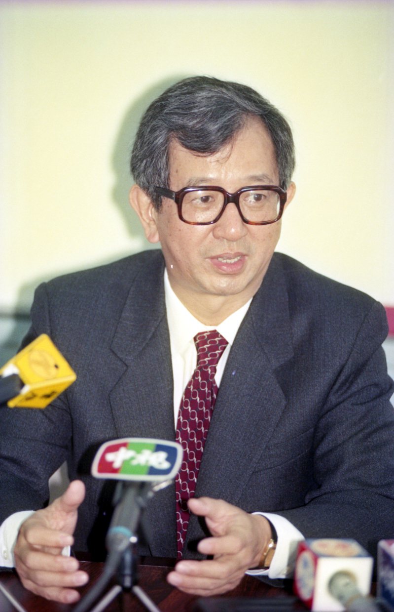 1993年12月17日，時任總統的李登輝，宣布遴任中央研究院院士李遠哲，為中研院第七任院長。圖／聯合報系資料照片