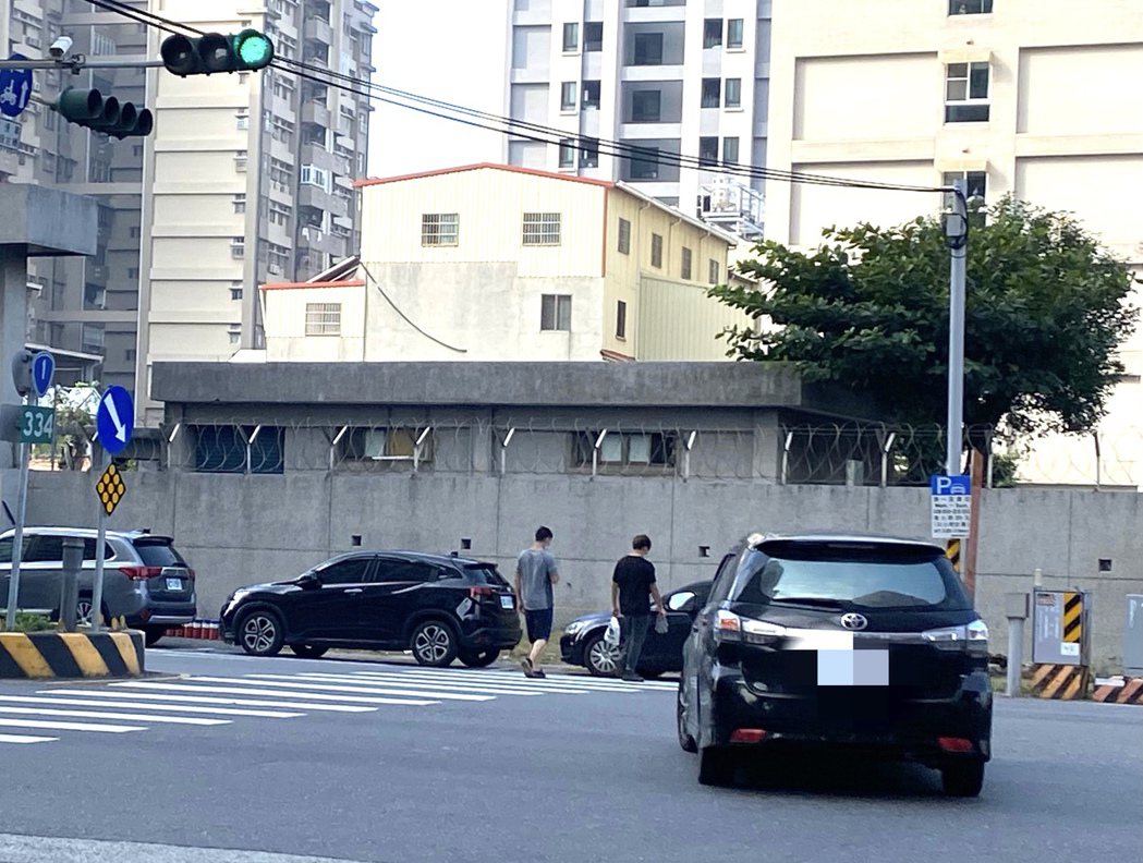 台南部分路口未設置行人專用號誌，引起關注。記者鄭維真／攝影