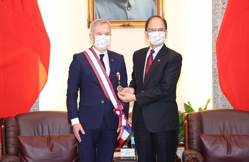 法國國民議會友台小組主席戴扈傑（François de RUGY）（左）率團訪台，立法院長游錫堃（右）上午頒贈國會外交榮譽獎章。記者余承翰／攝影
