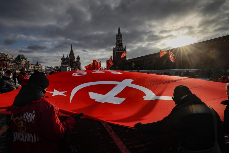 俄羅斯共產黨員4日在莫斯科紅場攤開巨幅蘇聯國旗，紀念蘇聯解體30周年。 歐新社