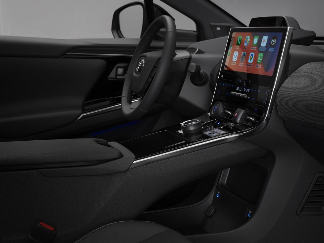 全新Toyota bZ4X高階車型配備12.3吋中控螢幕。 摘自Toyota