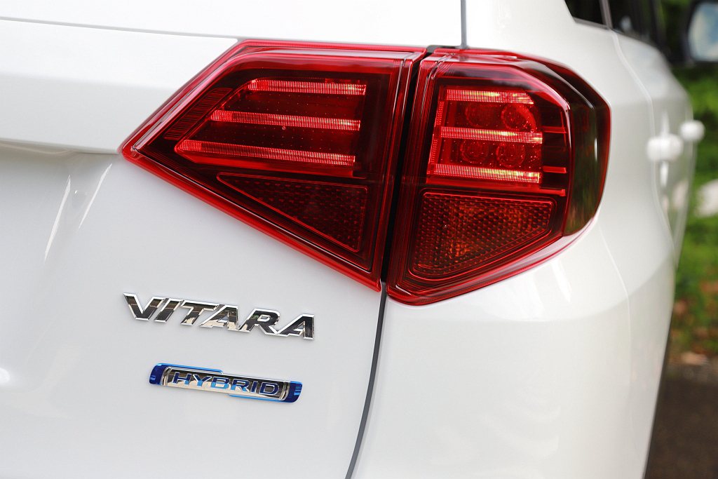 Suzuki Vitara S Hybrid車尾的「VITARA」銘牌下方，也多...