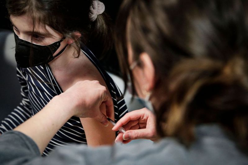 新冠疫苗完整接种率全球最高国家之一葡萄牙今天开始为5岁以上幼童施打疫苗；法国也表示，准备自下週开始为相同族群接种疫苗。 法新社(photo:UDN)