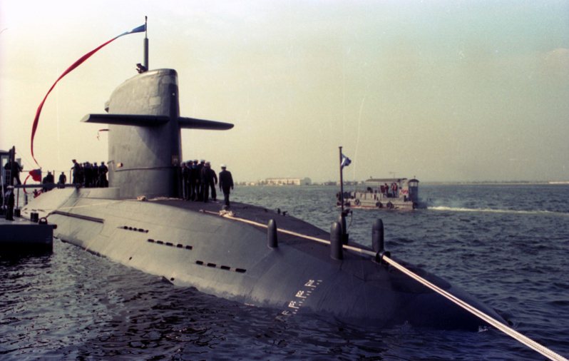 1987年12月18日潛艇海龍號在左營外海進行首度海上實況操演，圖為潛艇海龍號停靠在左營專用碼頭。圖／聯合報系資料照片