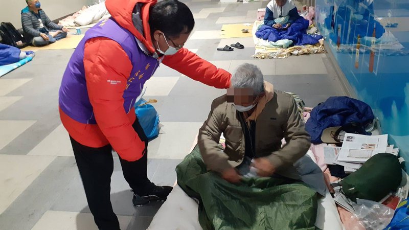 人安基金會基隆站與臺雅國際慈善基金會昨晚夜訪街友，發放禦寒外套及暖暖包。圖／人安基金會提供