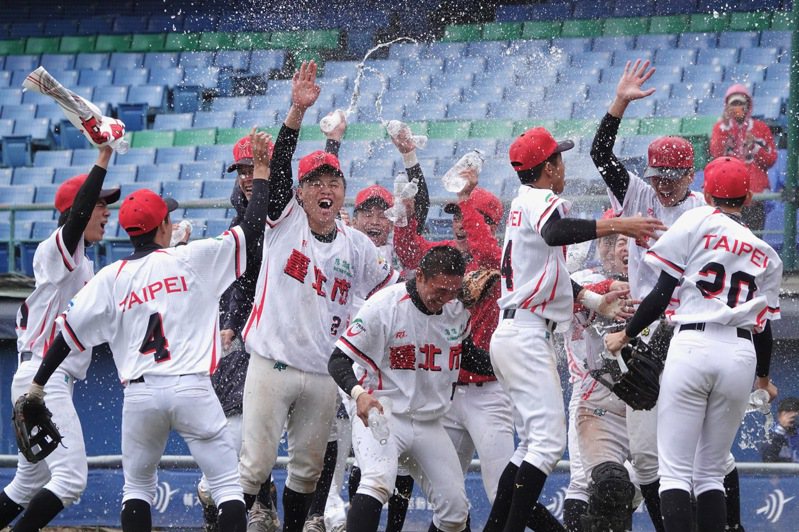 新北富邦U18棒球邀請賽季軍戰今天在新莊球場開打，台北市隊以2：1險勝新北白隊。記者蘇志畬／攝影