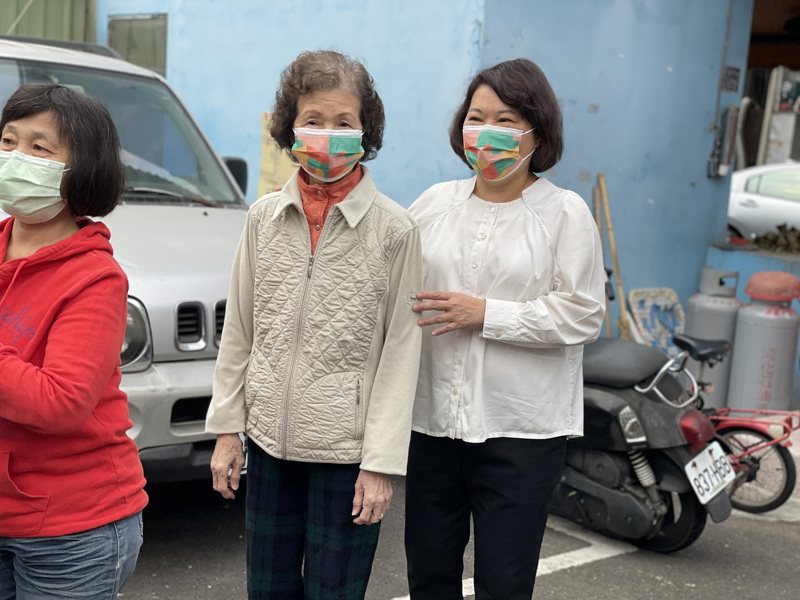嘉義市長黃敏惠（右一）今天上午偕同母親前往投公投票。記者林伯驊／攝影