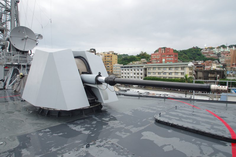 子儀艦的76公釐主砲已經歷改良，換用義大利原廠的匿蹤外型砲塔外殼。記者程嘉文攝影
