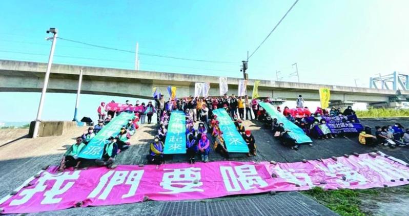 台灣乾淨水行動聯盟發起「喝好水」地方公投案，沒有政黨奧援，靠著公民行動獲得不少民團、黨派支持，也是昨天唯一通過的公投案。圖／本報資料照片