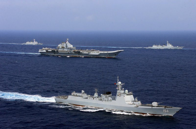 中共「遼寧號」航空母艦戰鬥群上周穿越第一島鏈戰略要地宫古海峽進入太平洋，準備展開例行性演習。圖為「遼寧號」（中）2019年參加西太平洋軍演。美聯社
