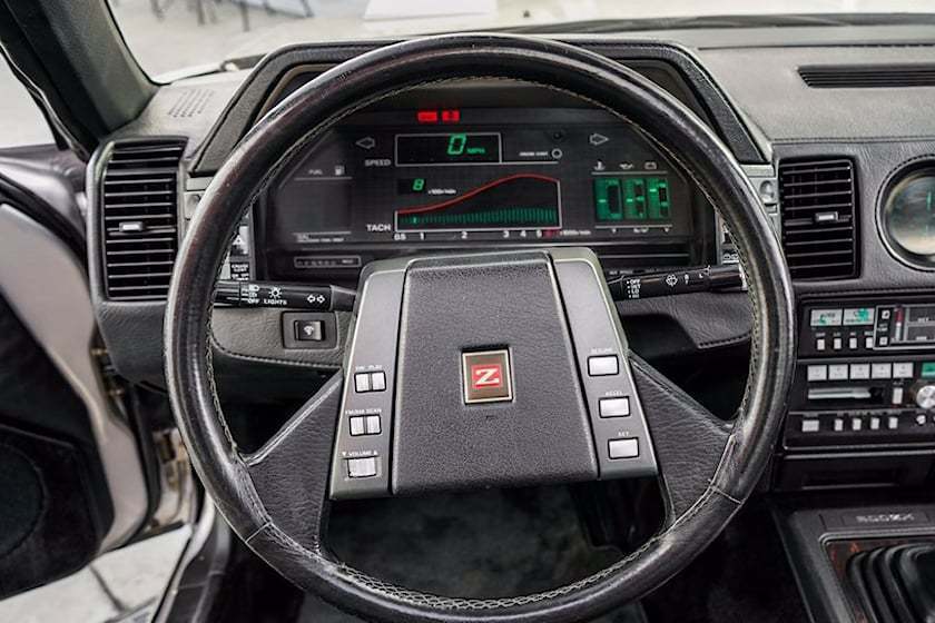 Nissan 300ZX Turbo 50周年紀念版採用安裝在方向盤上的音頻控制...