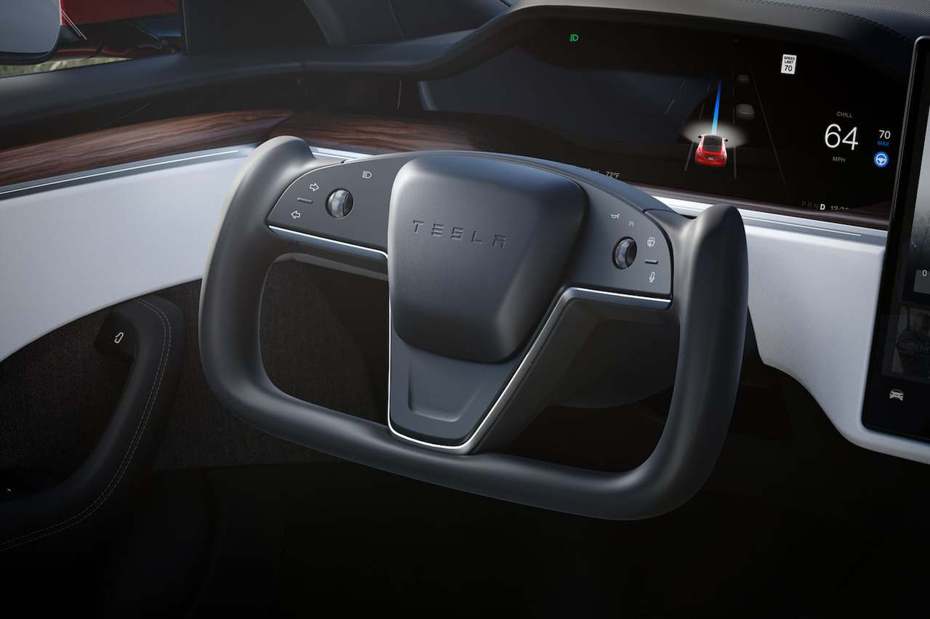 TESLA Model S Plaid的方向盤幾乎已經像是電動玩具搖桿般。 摘自CarBuzz.com