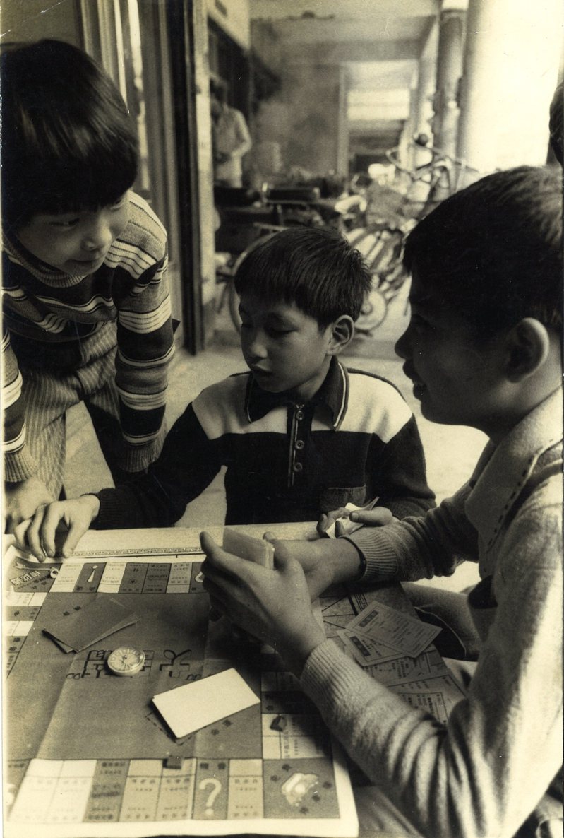 民國60年代玩大富翁的孩子們。（圖／作者提供）