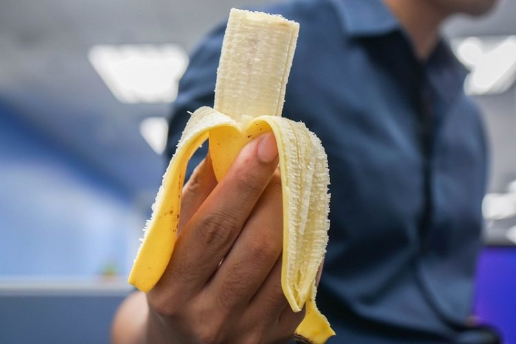 網友建議，挑選香蕉時，應以形狀彎的為主，吃起來比較甜而且更營養，但這是真的嗎？