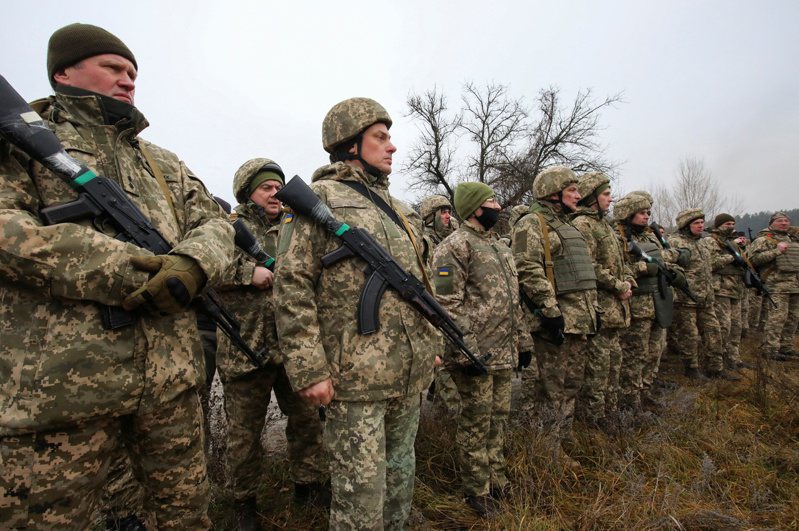 烏克蘭徵召後備軍人，參加演習，以備可能來犯的俄羅斯大軍，目前局勢稍有緩解。路透