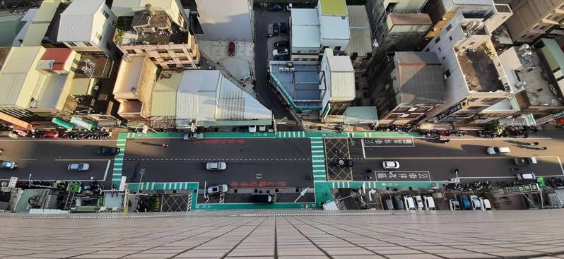 市府將於新竹國泰醫院中華路畫設總長160公尺、寬1.5公尺綠色標線人行道，讓就醫民眾有步道可走，等待公車的民眾也有安全的等候空間。圖／市府提供