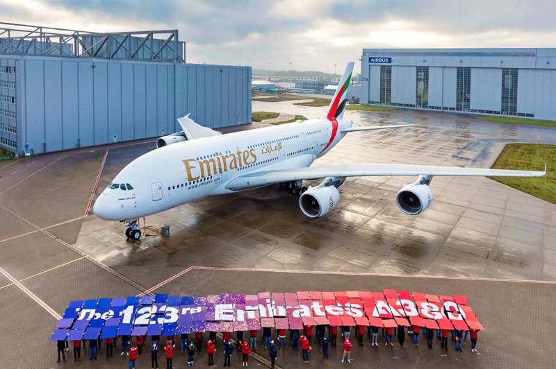12月16日，最後一架A380由德國漢堡飛往杜拜，交給阿聯酋航空（Emirates）。法新社