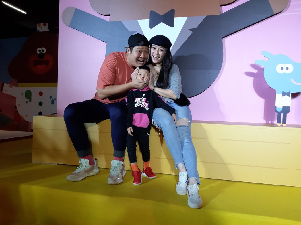 哈孝遠（左）和老婆瑄瑄帶兒子出席「阿奇幼幼園特展」開幕記者會。記者林怡秀／攝影
