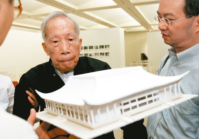 建築家王大閎最有名的建築是國父紀念館與外交部。圖為2007年王大閎建築展，王大閎親自前往。 圖／聯合報系資料照片