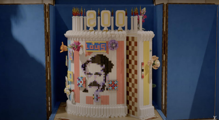 LV跟備受大人小孩歡迎的樂高合作，打造出一個非常夢幻討喜的生日蛋糕，為路易威登先生慶祝200歲冥誕。圖／摘自LV官方Youtube