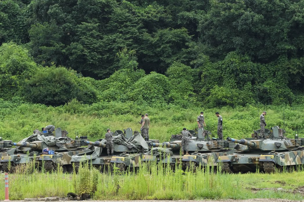 2021年8月，南韓士兵在K2戰車上準備演練。 圖／美聯社