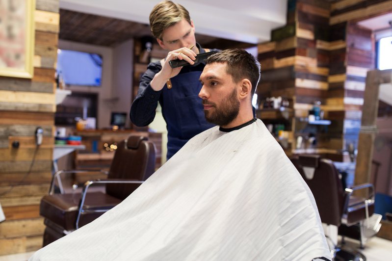 一名男子詢問男性剪髮從400漲到700，明年又要漲100元，來到800元的價格是否太貴，引起不少網友討論。（示意圖／ingimage）