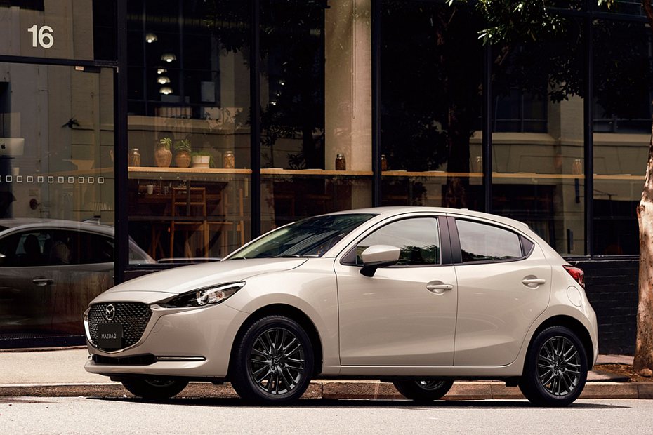 台灣馬自達推出2022年式Mazda2，導入琉光金新車色搭配爍黑色塗裝鋁合金輪圈。 圖／Mazda提供
