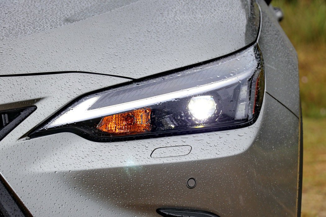 豪華車型採用單顆遠近雙模式LED頭燈。 記者陳威任／攝影