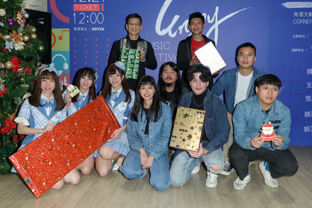 陳子鴻(後排左起)邀請荒山亮、AKB48 Team TP(前排左起)與老王樂隊參...