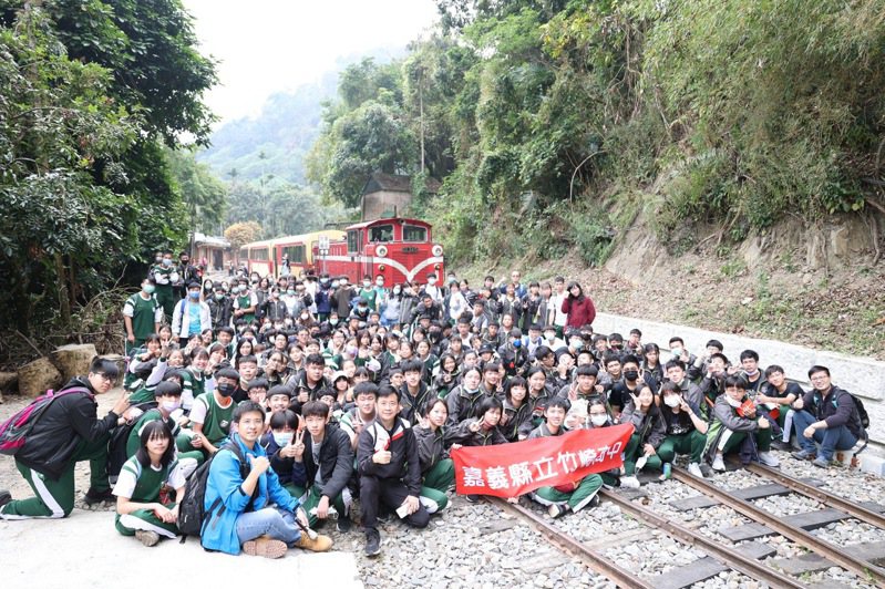 嘉義縣竹崎高中學生昨搭乘阿里山森林鐵路前進獨立山，參加屬於自己獨一無二的「獨立」成年禮。圖／竹崎高中提供