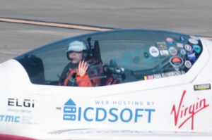 比利時19歲少女飛行員羅瑟福德（Zara Rutherford）今年8月18日從比利時展開「獨駕」超輕型飛機環遊世界的計畫，日前從南韓飛抵台灣，在座艙內向外揮手打招呼。記者蘇健忠／攝影