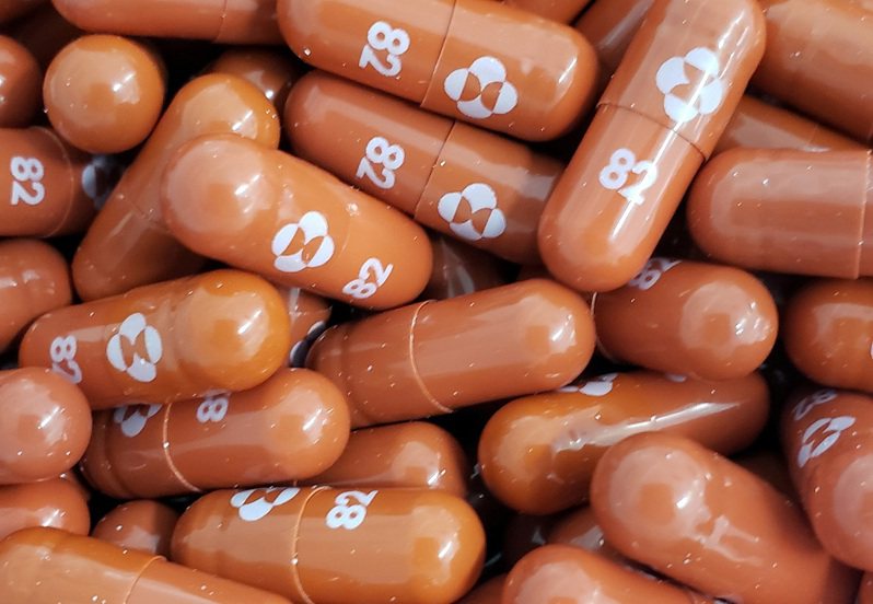 以雷神之槌命名的亮橙色膠囊「莫納皮拉韋」，可望與其他藥物一起填補新冠療法極欠缺的居家口服藥領域。路透