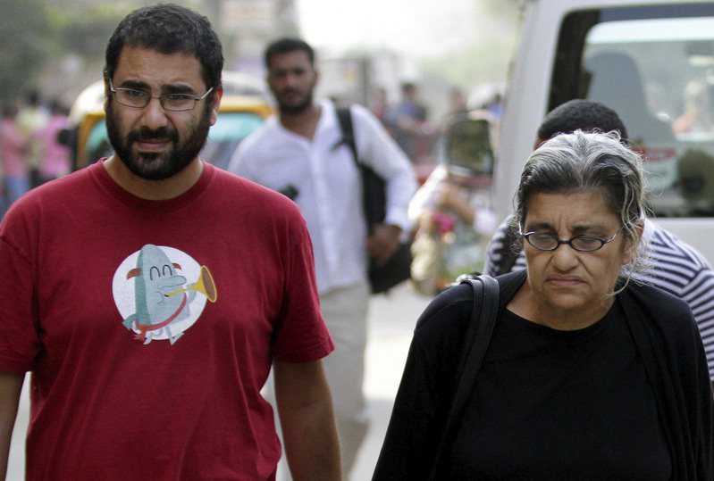 埃及人權分子法塔（左）20日遭埃及法院判處5年徒刑。他的母親蘇維芙（右）撰文表示，兒子的「罪」只是深信美好世界是可能的，且他大膽追求實現。圖為法塔母子2014年檔案照。美聯社