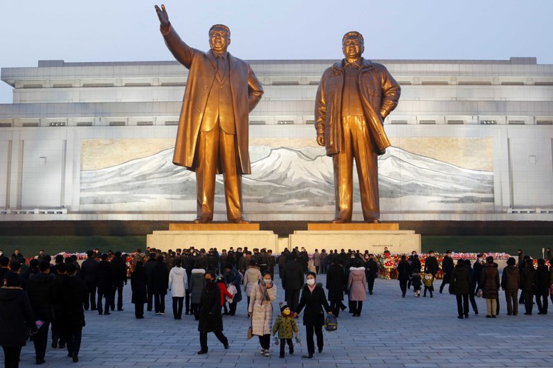 北韓17日紀念前領導人金正日逝世10周年，舉國哀悼11天，卻剛好撞上了國內嚴重的物資短缺。 美聯社
