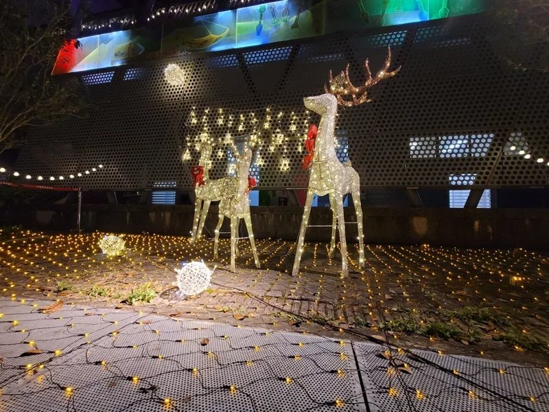 日月潭迎接2022跨年煙火晚會活動，伊達邵碼頭已完成耶誕燈飾布置，迎接年終前歡樂...